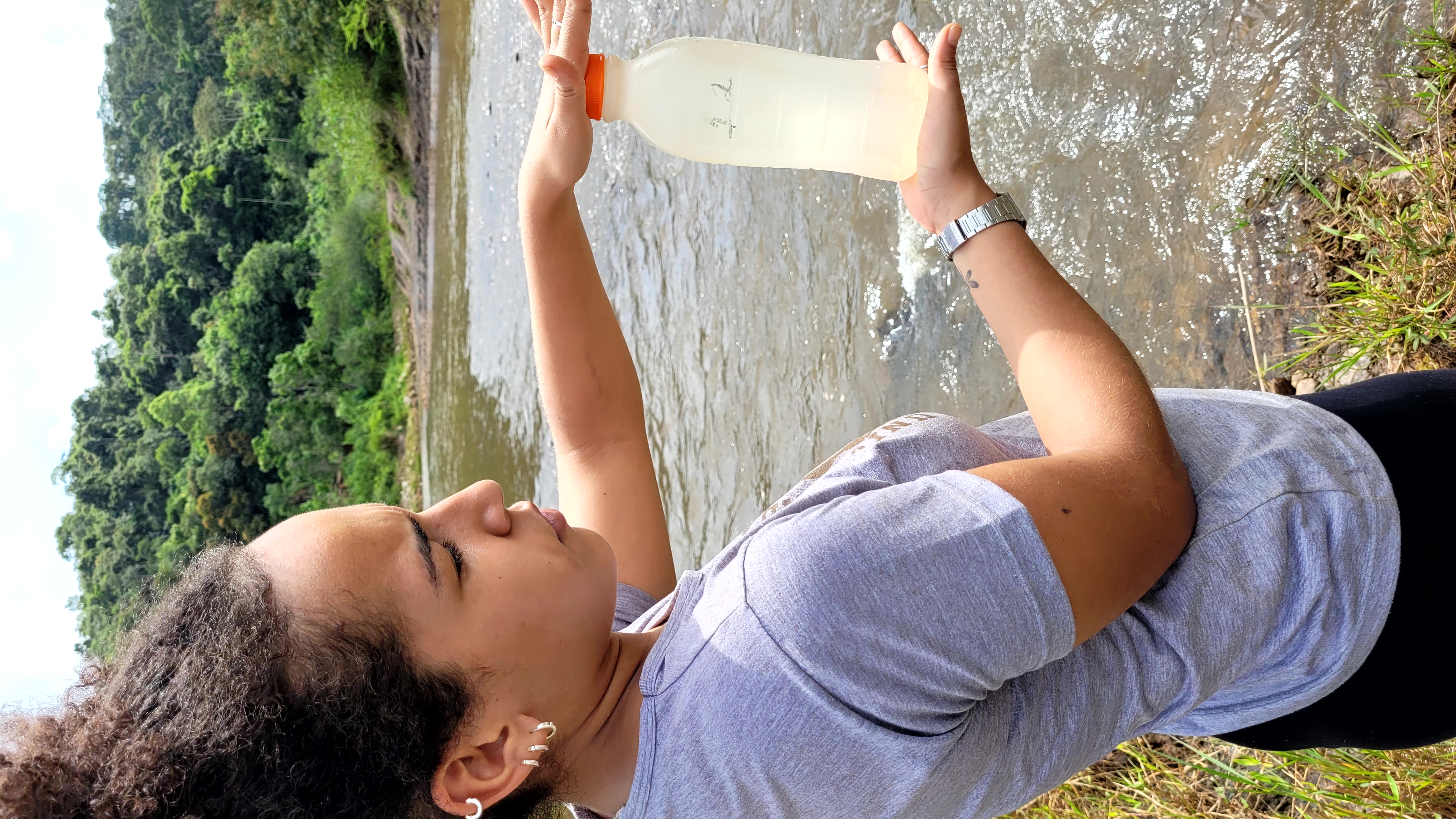 Amostra de água coletada em período seco no ponto 12 do rio Gualaxo do Norte.